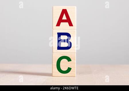 ABC-Würfel. A B C Buchstaben auf Holzschreibtisch. Konzept „Education Start“. Hochwertige Fotos Stockfoto