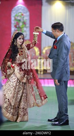 Braut und Bräutigam bei der Baraat- und Rukhsatee-Zeremonie in Karachi, moderne pakistanische Hochzeit mit traditionellem Touch Stockfoto