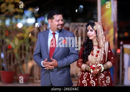Braut und Bräutigam bei der Baraat- und Rukhsatee-Zeremonie in Karachi, moderne pakistanische Hochzeit mit traditionellem Touch Stockfoto