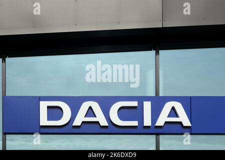 Skanderborg, Dänemark - 6. September 2015: Dacia-Logo an der Wand eines Händlers. Dacia ist ein rumänischer Automobilhersteller und gehört zur französischen Renault-Gruppe Stockfoto