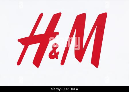 Hjorring, Dänemark - Juni 28, 2015: H&M Logo auf einer Fassade. H&M ist ein schwedischen multinationalen Einzelhandels Kleidung Firma Stockfoto