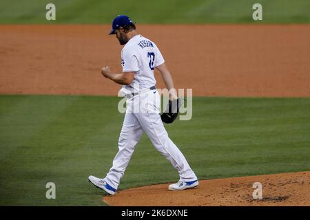 Los Angeles Dodgers startender Pitcher Clayton Kershaw (22) reagiert während des NLDS-Spiels 2 gegen die San Diego Padres, Mittwoch, 12. Oktober 2022, in Stockfoto