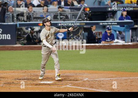 San Diego Padres erste Basemen Wil Myers (5) beobachtet seinen Ball im Flug während des NLDS-Spiels 2 gegen die Los Angeles Dodgers, Mittwoch, 12. Oktober, Stockfoto