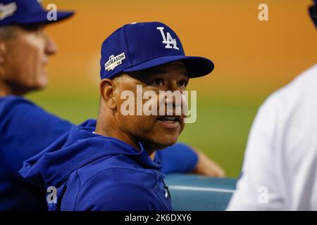 Dave Roberts (30), Manager von Los Angeles Dodgers, reagiert während des NLDS-Spiels 2 gegen die San Diego Padres, Mittwoch, den 12. Oktober 2022, in Los Angeles, Stockfoto