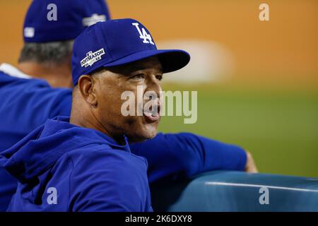 Dave Roberts (30), Manager von Los Angeles Dodgers, reagiert während des NLDS-Spiels 2 gegen die San Diego Padres, Mittwoch, den 12. Oktober 2022, in Los Angeles, Stockfoto