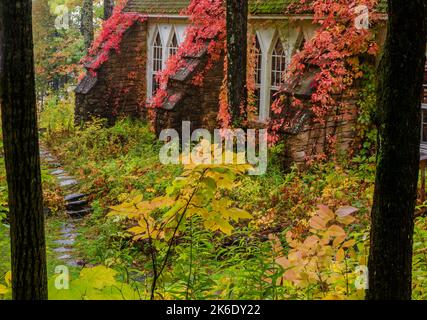 Das Clearing Schoolhouse sitzt mit seiner herbstlichen Kleidung an, eingewickelt in Herbstlaub, Door County, Wisconsin Stockfoto