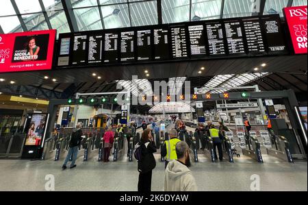 Abfahrtstisch am Queens Street Station in Glasgow - GLASGOW, SCHOTTLAND - 4. OKTOBER 2022 Stockfoto