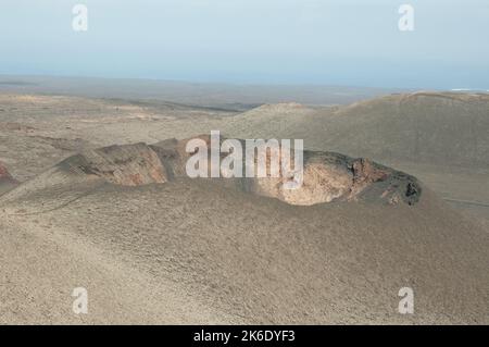 Mondlandschaft - Vulkane und Krater, Timanfaya-Nationalpark, Lanzarote, Kanarische Inseln. Mehrere hundert Kamele werden in der Gegend von Timanfaya und gehalten Stockfoto