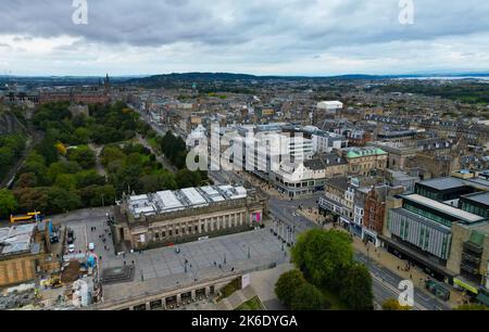 Die Stadt Edinburgh von oben - EDINBURGH, SCHOTTLAND - 4. OKTOBER 2022 Stockfoto