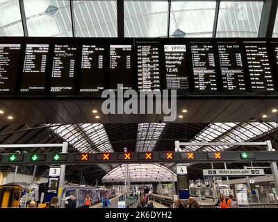 Abfahrtstisch am Queens Street Station in Glasgow - GLASGOW, SCHOTTLAND - 4. OKTOBER 2022 Stockfoto