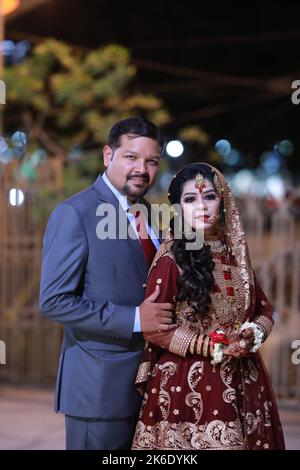 Braut und Bräutigam bei der Baraat- und Rukhsatee-Zeremonie in Karachi, moderne pakistanische Hochzeit mit traditionellem Touch Stockfoto
