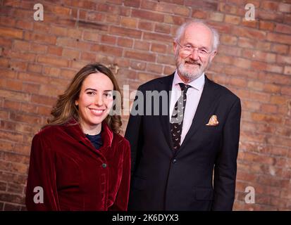 Berlin, Deutschland. 13. Oktober 2022. Stella Moris und John Shipton, Ehefrau und Vater des Wikileaks-Gründers Julian Assange, stehen während des Menschenrechtsfilmfestivals im Colosseum-Kino. Das Festival beginnt mit dem Dokumentarfilm über Julian Assange. Quelle: Annette Riedl/dpa/Alamy Live News Stockfoto