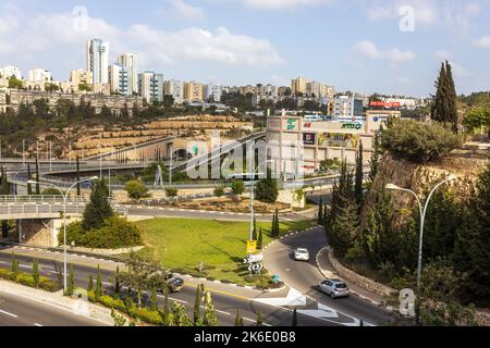 HAIFA, ISRAEL - 29. September 2022: Autobahnkreuz mit Verkehr auf mehreren Ebenen, Luftbild. Stockfoto