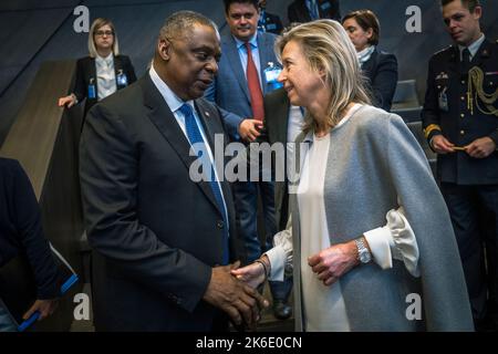 Brüssel, Belgien. 13. Oktober 2022. US-Verteidigungsminister Lloyd J. Austin III, links, begrüßt den niederländischen Verteidigungsminister Kajsa Ollongren, rechts, beim NATO-Verteidigungsminister am 13. Oktober 2022 in Brüssel, Belgien. Quelle: Chad J. McNeeley/DOD/Alamy Live News Stockfoto