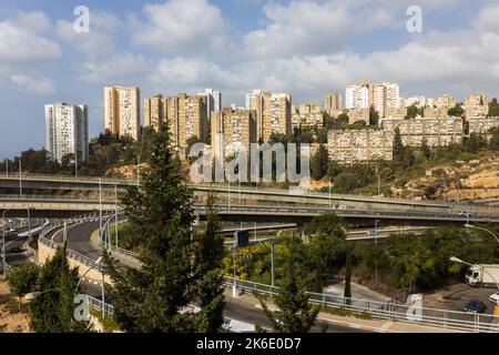 HAIFA, ISRAEL - 29. September 2022: Autobahnkreuz mit Verkehr auf mehreren Ebenen, Luftbild. Stockfoto