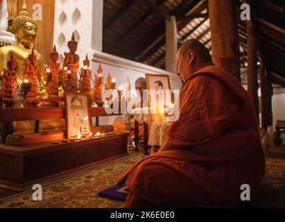 Chiang Mai, Thailand. 13. Oktober 2022. Thailändische buddhistische Mönche beten während einer religiösen Zeremonie zum Gedenken an den 6.. Todestag des thailändischen Königs Bhumibol Adulyadej im Tempel Wat Pha Lat. König Bhumibol starb am 13. Oktober 2016 im Alter von 88 Jahren im Siriraj-Krankenhaus nach 70 Jahren Thronregierung. (Foto von Pongmanat Tasiri/SOPA Images/Sipa USA) Quelle: SIPA USA/Alamy Live News Stockfoto