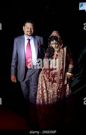 Braut und Bräutigam bei der Baraat- und Rukhsatee-Zeremonie in Karachi, moderne pakistanische Hochzeit mit traditionellem Touch Stockfoto