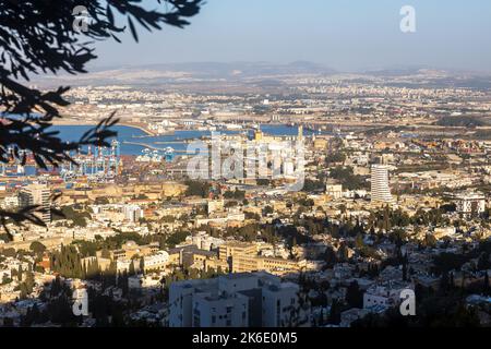 HAIFA, ISRAEL - 29. September 2022: Panorama der Stadt und des Hafens von Haifa. Blick vom Caramel Hill nach Haifa. Stockfoto