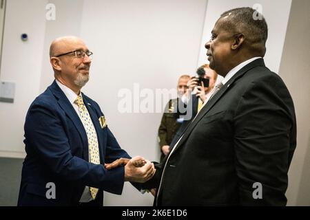 Brüssel, Belgien. 12. Oktober 2022. US-Verteidigungsminister Lloyd J. Austin III, rechts, begrüßt den ukrainischen Verteidigungsminister Oleksii Reznikov vor dem Beginn des sechsten Treffens der ukrainischen Verteidigungskontaktgruppe am NATO-Hauptquartier am 12. Oktober 2022 in Brüssel, Belgien. Quelle: Chad J. McNeeley/DOD/Alamy Live News Stockfoto