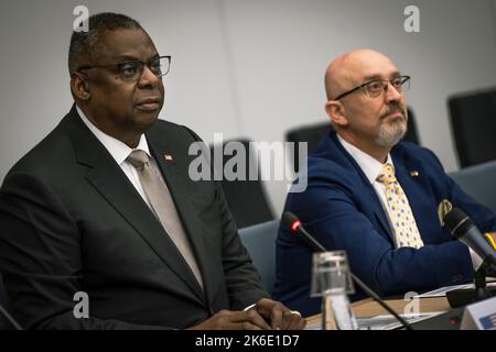 Brüssel, Belgien. 12. Oktober 2022. Der US-Verteidigungsminister Lloyd J. Austin III, links, sitzt mit dem ukrainischen Verteidigungsminister Oleksii Reznikov beim sechsten Treffen der ukrainischen Verteidigungskontaktgruppe am 12. Oktober 2022 im NATO-Hauptquartier in Brüssel, Belgien, zusammen. Quelle: Chad J. McNeeley/DOD/Alamy Live News Stockfoto