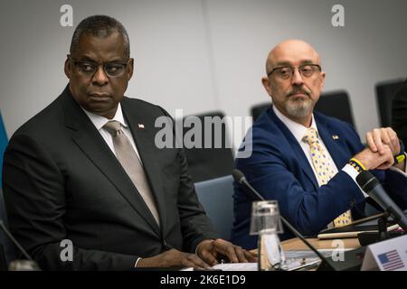 Brüssel, Belgien. 12. Oktober 2022. Der US-Verteidigungsminister Lloyd J. Austin III, links, sitzt mit dem ukrainischen Verteidigungsminister Oleksii Reznikov beim sechsten Treffen der ukrainischen Verteidigungskontaktgruppe am 12. Oktober 2022 im NATO-Hauptquartier in Brüssel, Belgien, zusammen. Quelle: Chad J. McNeeley/DOD/Alamy Live News Stockfoto