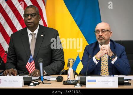 Brüssel, Belgien. 12. Oktober 2022. Der US-Verteidigungsminister Lloyd J. Austin III, links, sitzt mit dem ukrainischen Verteidigungsminister Oleksii Reznikov beim sechsten Treffen der ukrainischen Verteidigungskontaktgruppe am 12. Oktober 2022 im NATO-Hauptquartier in Brüssel, Belgien, zusammen. Quelle: Chad J. McNeeley/DOD/Alamy Live News Stockfoto