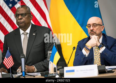 Brüssel, Belgien. 12. Oktober 2022. Der US-Verteidigungsminister Lloyd J. Austin III, links, sitzt mit dem ukrainischen Verteidigungsminister Oleksii Reznikov beim sechsten Treffen der ukrainischen Verteidigungskontaktgruppe am 12. Oktober 2022 im NATO-Hauptquartier in Brüssel, Belgien, zusammen. Quelle: Chad J. McNeeley/DOD/Alamy Live News Stockfoto