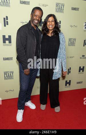 Adrian Lester und Lolita Chakrabarti nehmen an der Eröffnungsnacht von Ramberts Peaky Blinders: The Redemption of Thomas Shelby im Troubadour Wembley Park Theatre in London Teil. Bilddatum: Donnerstag, 13. Oktober 2022. Stockfoto