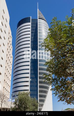 HAIFA, ISRAEL - 29. September 2022: Gemeinde in Sail Skyscraper in der Innenstadt von Haifa. Ansicht von unten am Segelturm Stockfoto