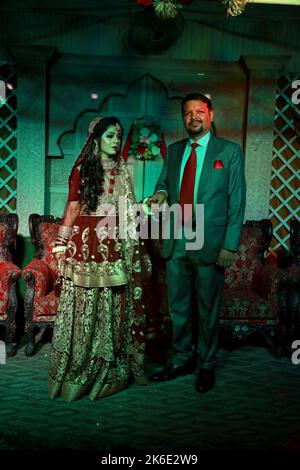Braut und Bräutigam bei der Baraat- und Rukhsatee-Zeremonie in Karachi, moderne pakistanische Hochzeit mit traditionellem Touch Stockfoto