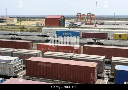 KENIA, Nairobi Terminus, Bahnhof für Personen- und Containergüterzüge nach Mombasa, die Eisenbahnlinie wurde finanziert und gebaut von China / KENIA, Nairobi, Nairobi Terminus in Syokimau, Bahnhof für Passagiere und Fracht Züge nach Mombasa, Die Bahnlinie wurde von China Road and Bridge Corporation CRBC gebaut und von der chinesischen EXIM Export-Import-Bank finanziert Stockfoto