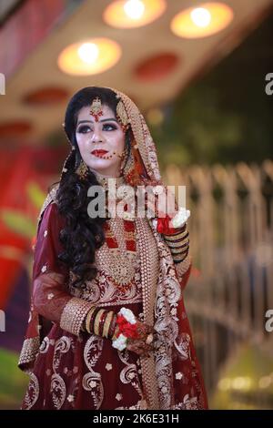 Braut bei Baraat und Rukhsatee Zeremonie in Karachi, moderne pakistanische Hochzeit mit einem traditionellen Touch Stockfoto