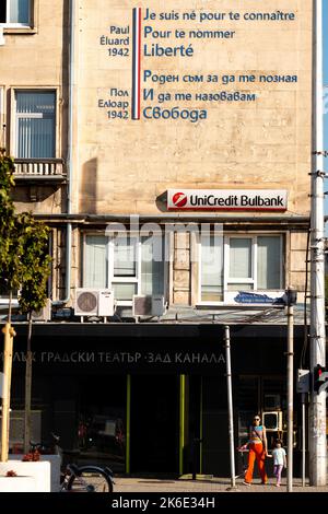 Wall-to-Wall Poetry-Kunstprojekt und französische Gedichtverse von Paul Éluard, die Frankreich im Kleinstadttheater hinter dem Kanal in Sofia, Bulgarien, präsentieren Stockfoto