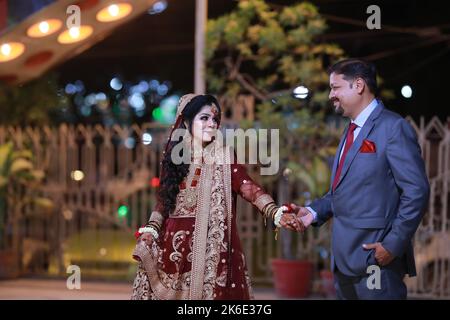 Braut und Bräutigam bei der Baraat- und Rukhsatee-Zeremonie in Karachi, moderne pakistanische Hochzeit mit traditionellem Touch Stockfoto