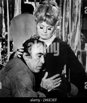 Shelley Winters, Anthony Quinn, am Set des Films, „Flap“, aka U.K, „The Last Warrior“, Warner Bros., 1970 Stockfoto