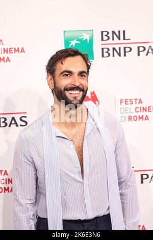 Rom, Italien. 13. Oktober 2022. Marco Mengoni posiert während des Fotoalles am 1.. Tag des Rom Film Fests im Auditorium Parco della Musica in Italien. Kredit: SOPA Images Limited/Alamy Live Nachrichten Stockfoto