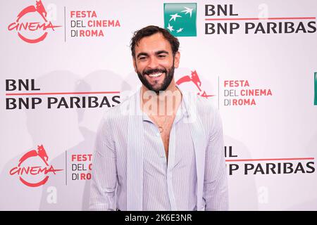 Rom, Italien. 13. Oktober 2022. Marco Mengoni posiert während des Fotoalles am 1.. Tag des Rom Film Fests im Auditorium Parco della Musica in Italien. Kredit: SOPA Images Limited/Alamy Live Nachrichten Stockfoto