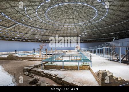 Urfa, Türkei - Mai 2022: Sanliurfa Mosaic Museum in Urfa, Türkei. Das Mosaikmuseum Şanlıurfa in Şanlıurfa, Türkei, ist ein beliebtes Touristenziel. Stockfoto