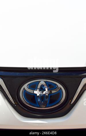 Toyota Chrom Metall-Logo, Luxus-Auto in Istanbul Stadt, november 22 2021 Istanbul Pendik Türkei Gebrauchtwagenmarkt Stockfoto