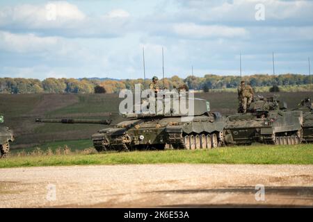 British Army Challenger II 2 FV4034 Hauptkampfpanzer und Warrior FV510 Kampffahrzeuge in Aktion bei einer militärischen Übung, Wiltshire UK Stockfoto