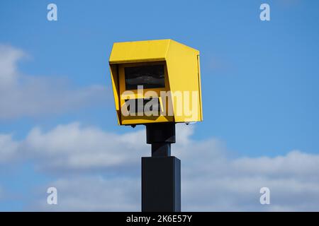 Gelbe Kamera zur Geschwindigkeitsregelung auf einer Straße Stockfoto