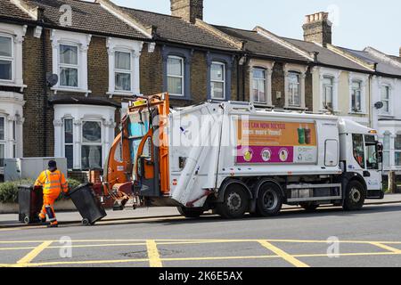 Abfallsammlung auf Wohnstraßen in London, England, Vereinigtes Königreich Stockfoto