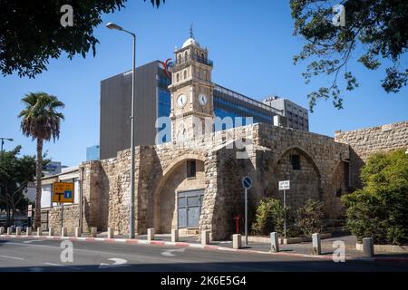 HAIFA, ISRAEL - 21. JULI 2022: Die Al-Jarina Moschee (Al-Masjid Al-Kabir) wurde Ende des 18.. Jahrhunderts, während der osmanischen Ära, erbaut. Stockfoto