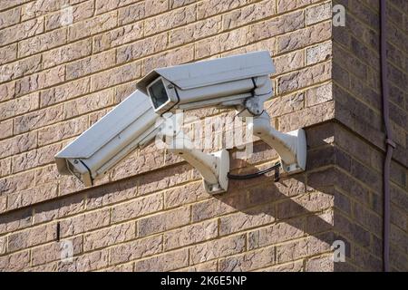 CCTV-Sicherheitskameras an der Wand eines Gebäudes, London England Großbritannien Stockfoto