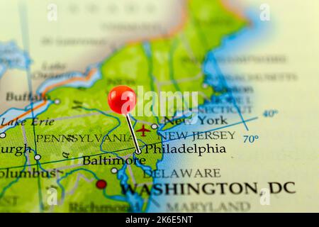 Philadelphia-Karte. Philadelphia Pin-Karte. Nahaufnahme der Philadelphia-Karte mit roter Nadel. Karte mit rotem Nadelpunkt von Philadelphia in den USA. Stockfoto