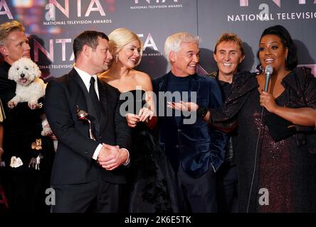 Dermot O'Leary, Holly Willoughby, Phillip Schofield, Nik Speakman und Alison Hammond feiern im Presseraum, nachdem sie den Tagespreis für heute Morgen bei den National Television Awards 2022 in der OVO Arena Wembley in London gewonnen haben. Bilddatum: Donnerstag, 13. Oktober 2022. Stockfoto