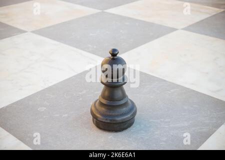 Große Stücke Schachspiele im Park. Straßenspiele.übergroße Schach im Freien auf dem Boden in öffentlichen Bereichen Zone. Selektiver Fokus. Hobby, Freizeit und Stockfoto