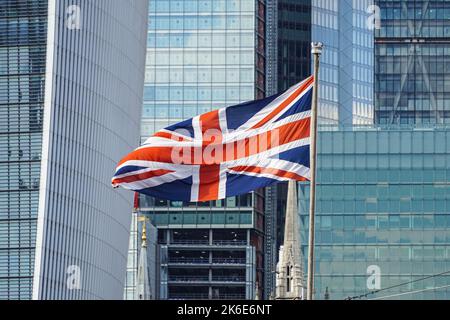 Union Jack-Flagge vor den Wolkenkratzern der City of London, London England Vereinigtes Königreich Stockfoto