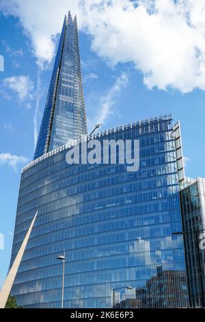 Das News Building vor The Shard, London, England, Großbritannien Stockfoto