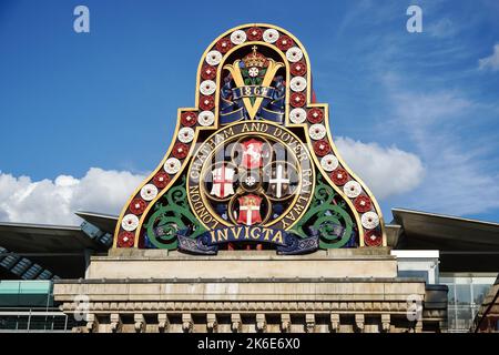 Abzeichen auf der südlichen Widerlager der 1864 Eisenbahnbrücke Blackfriars, London England Vereinigtes Königreich UK Stockfoto